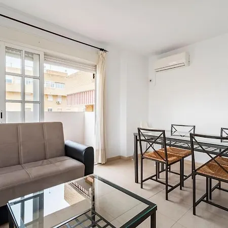 Apartment Centric And Spacious Flat With Free Car Park *