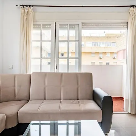 Centric And Spacious Flat With Free Car Park *