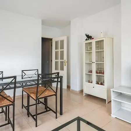Apartment Centric And Spacious Flat With Free Car Park