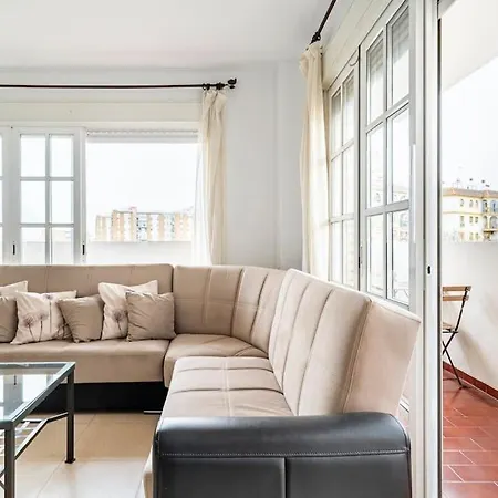 Apartment Centric And Spacious Flat With Free Car Park *