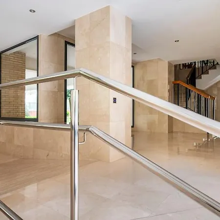 Centric And Spacious Flat With Free Car Park Apartment *