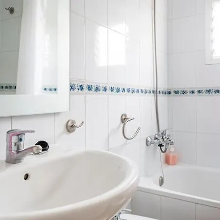 Centric And Spacious Flat With Free Car Park *