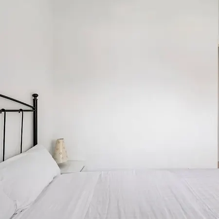 Centric And Spacious Flat With Free Car Park Apartment
