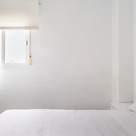 Apartment Centric And Spacious Flat With Free Car Park *