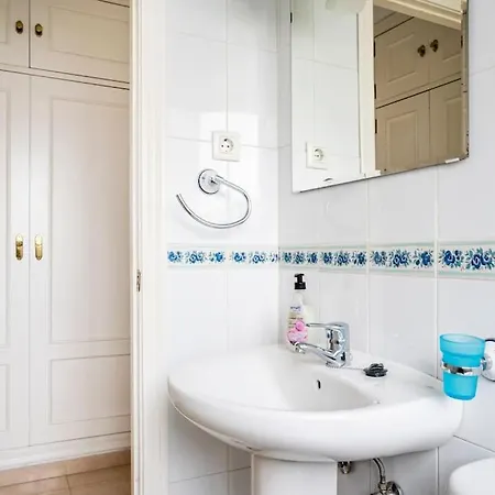 Centric And Spacious Flat With Free Car Park * Sevilha