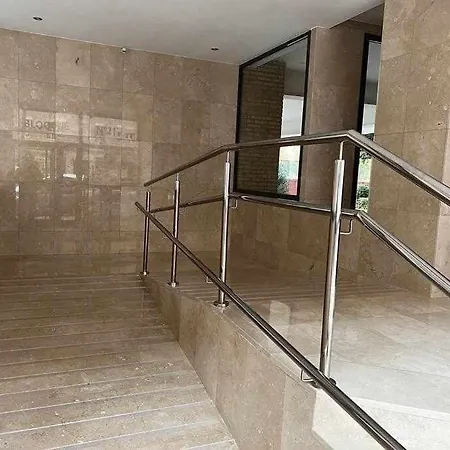 Apartment Centric And Spacious Flat With Free Car Park