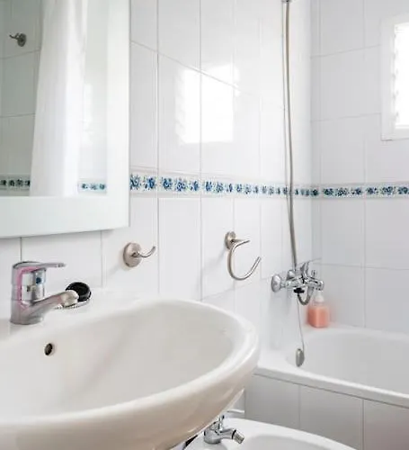 Centric And Spacious Flat With Free Car Park *