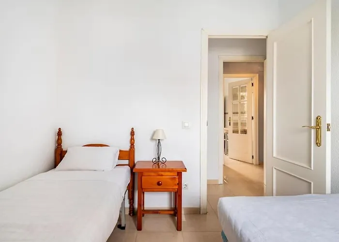 Centric And Spacious Flat With Free Car Park 세비야