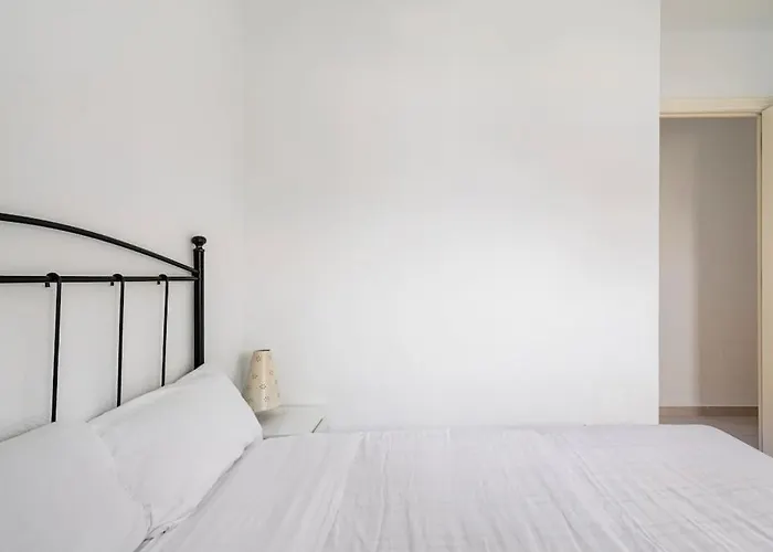 Centric And Spacious Flat With Free Car Park 아파트