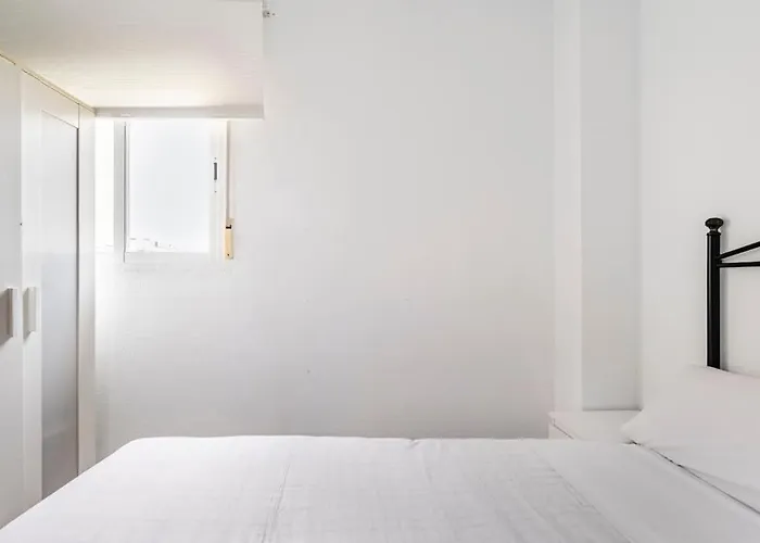아파트 Centric And Spacious Flat With Free Car Park *