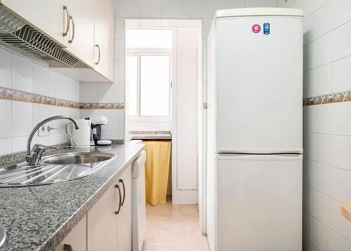 Centric And Spacious Flat With Free Car Park *