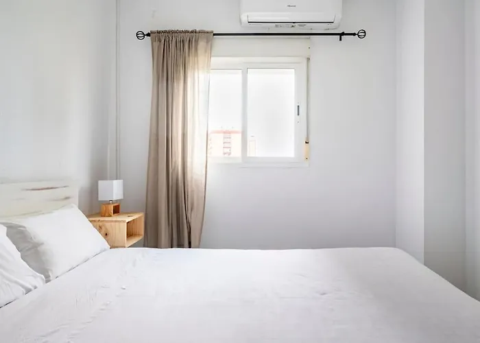 Centric And Spacious Flat With Free Car Park 아파트 *