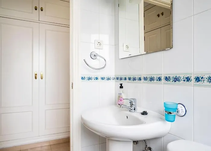 Centric And Spacious Flat With Free Car Park * 세비야
