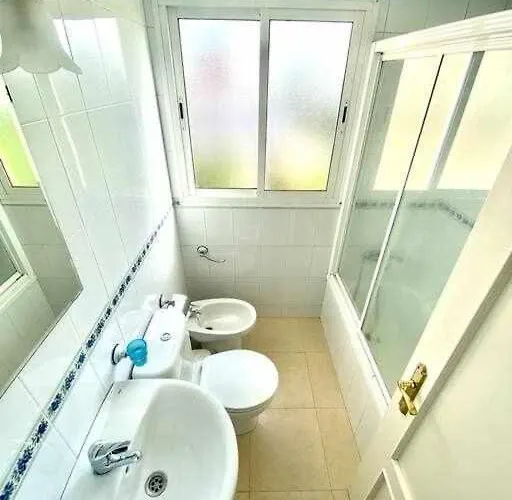 Centric And Spacious Flat With Free Car Park 아파트