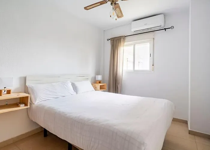 Centric And Spacious Flat With Free Car Park 아파트 *