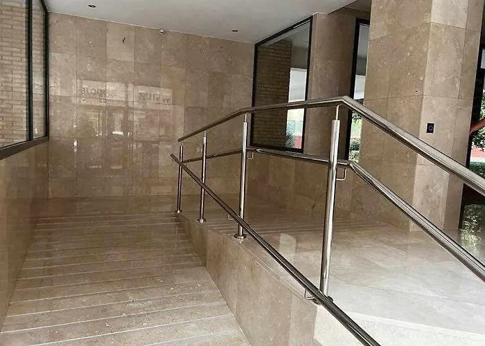 아파트 Centric And Spacious Flat With Free Car Park