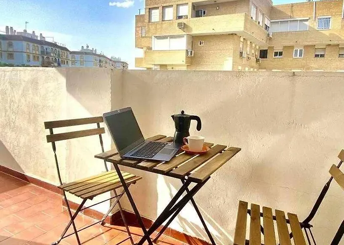 Centric And Spacious Flat With Free Car Park 세비야