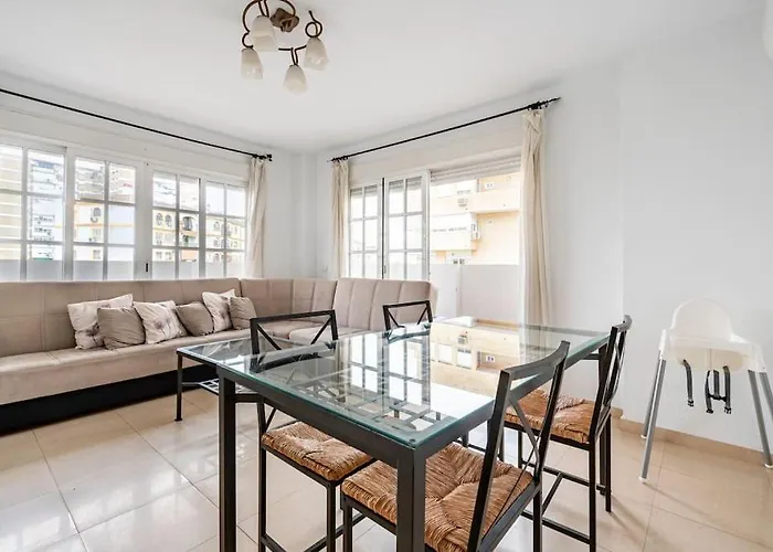 Centric And Spacious Flat With Free Car Park 아파트