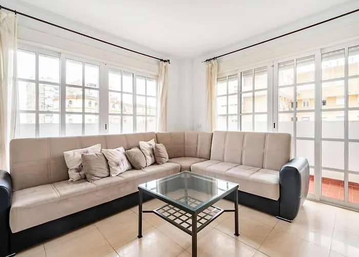 Centric And Spacious Flat With Free Car Park