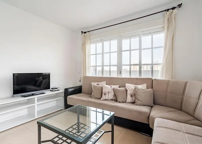 Centric And Spacious Flat With Free Car Park 아파트 *