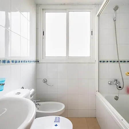 Centric And Spacious Flat With Free Car Park Appartamento Siviglia