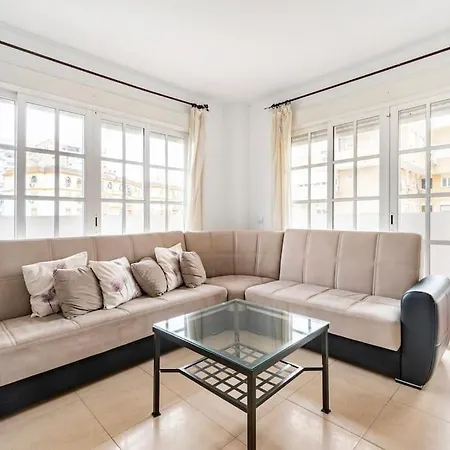 Centric And Spacious Flat With Free Car Park